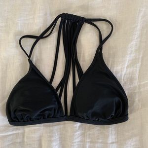 Black bikini top with details in the back